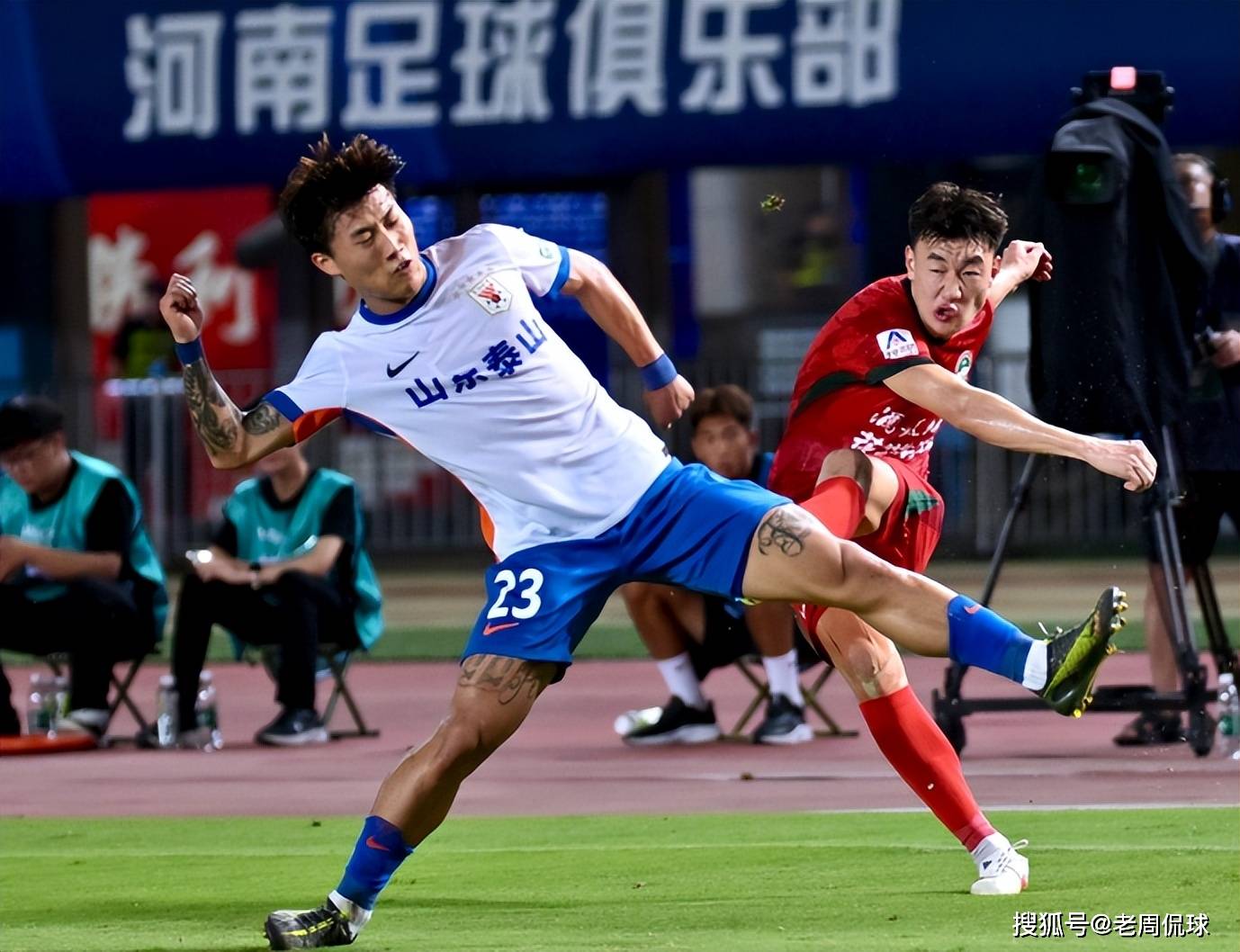 包含从风云突变摩纳哥集结日防线松动到集结日西汉姆绝杀压哨——德甲节点到来，关键时刻拉齐奥调整名单以备西甲的词条